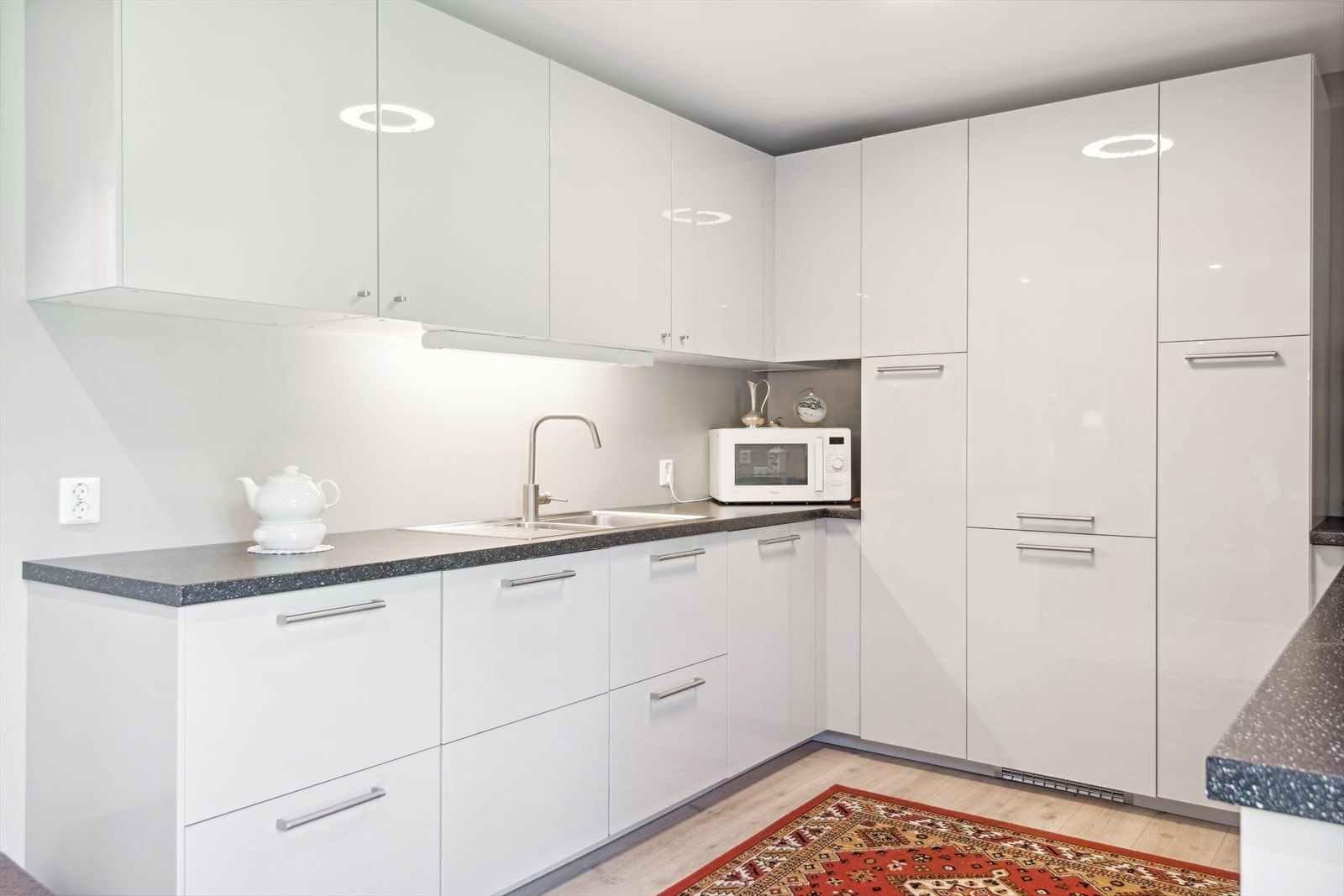 Flott kjøkkeninnredning som er lys og moderne med slette fronter i høyglans Galleribilde