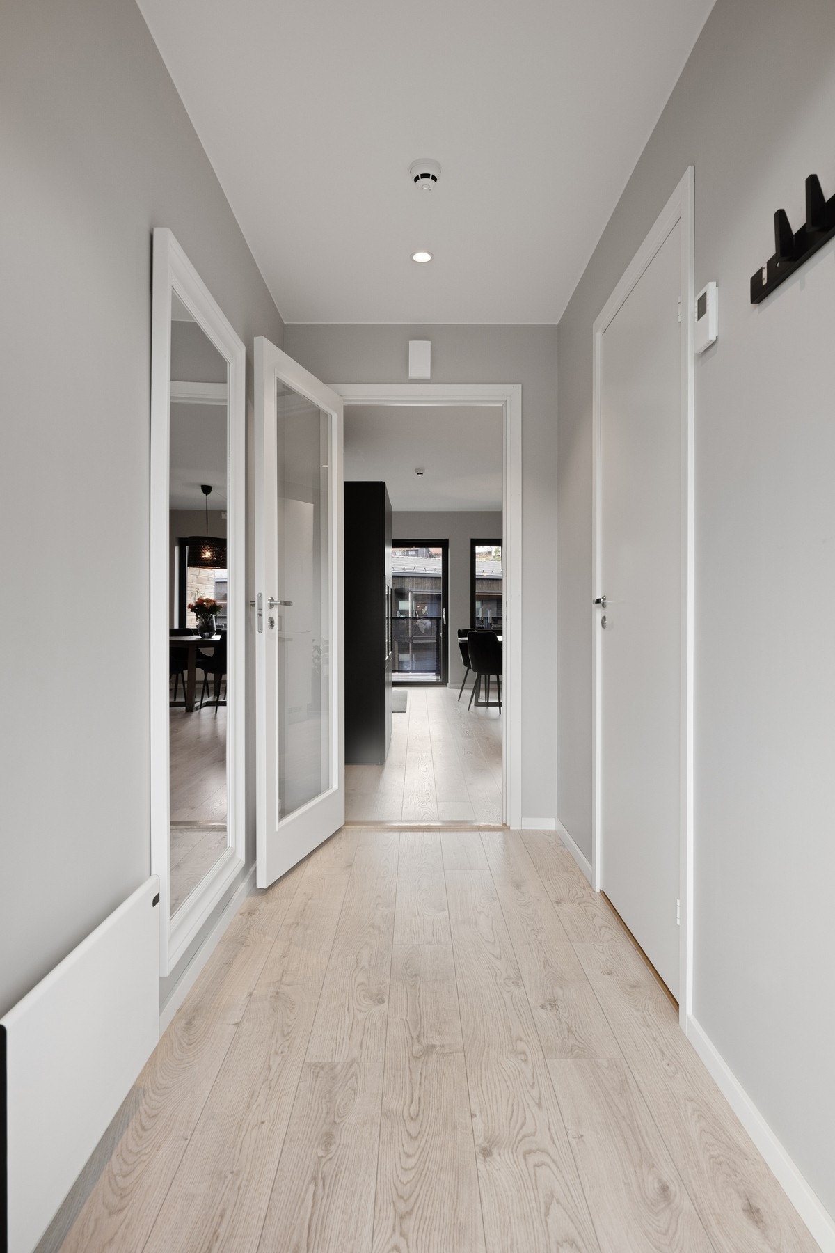 Det er plass til å henge fra seg yttertøyet i entreen. Galleribilde