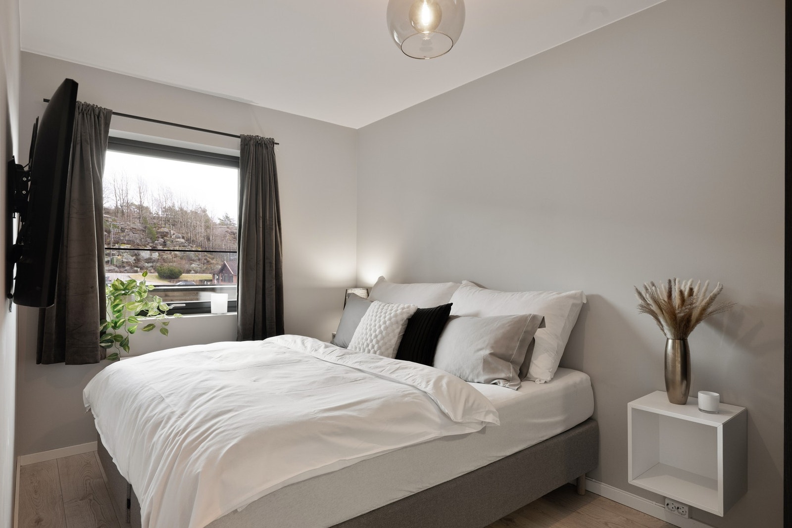 Et delikat og romslig soverom. Galleribilde