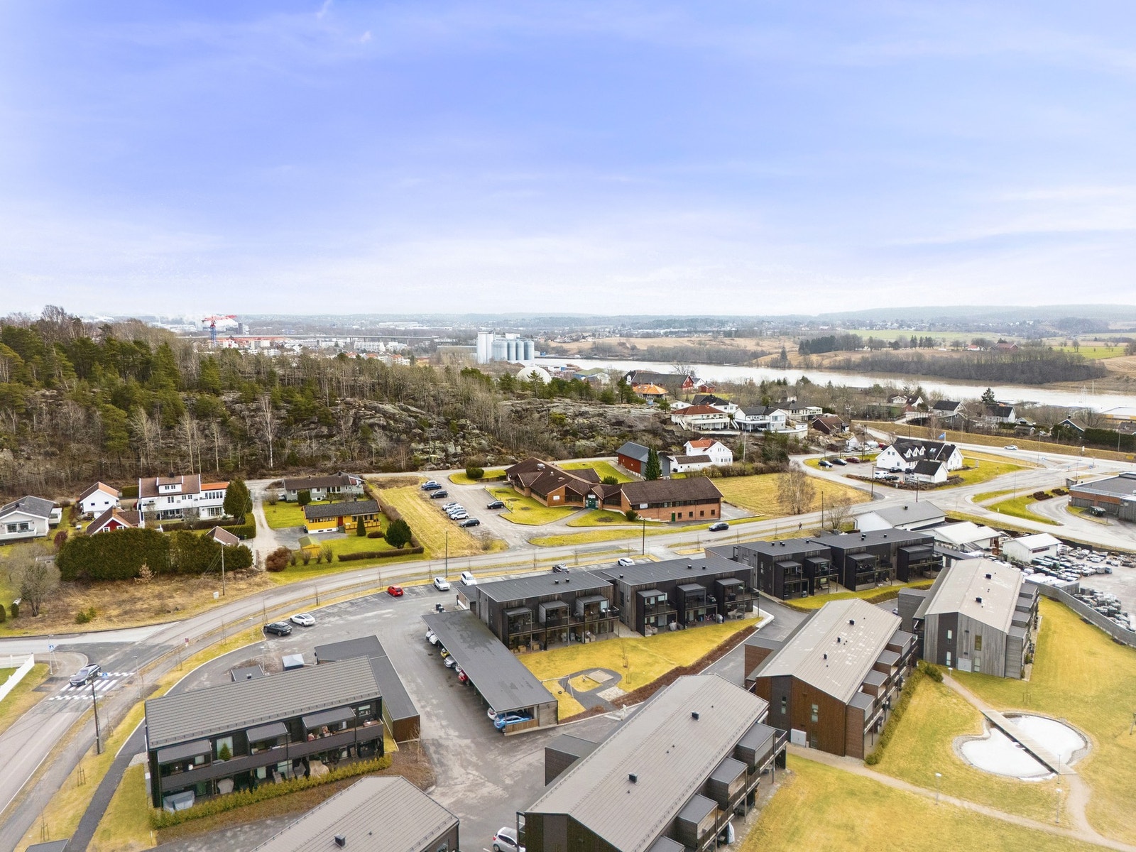 Beliggenheten er utmerket med kort avstand til både Fredrikstad og Sarpsborg, offentlig transport, dagligvare og påkjøringen til E6 for en lettvint hverdag. Galleribilde