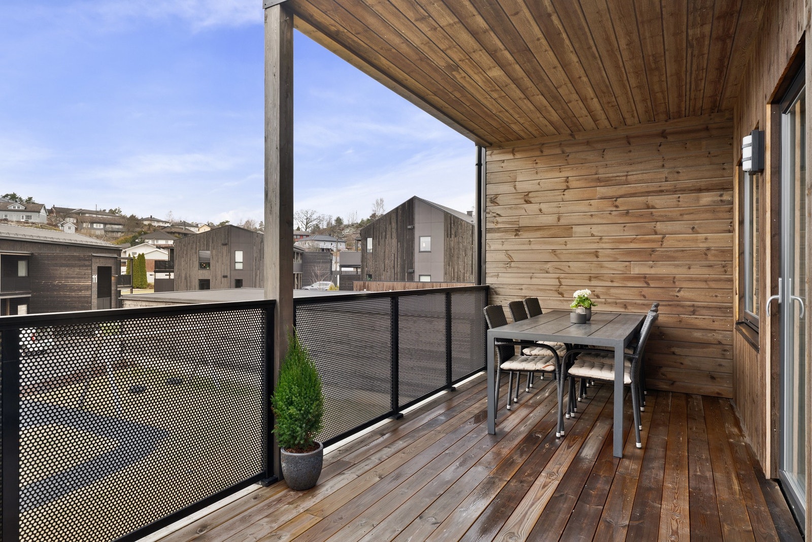 Romslig og overbygd veranda med god plass til utemøblement. Galleribilde