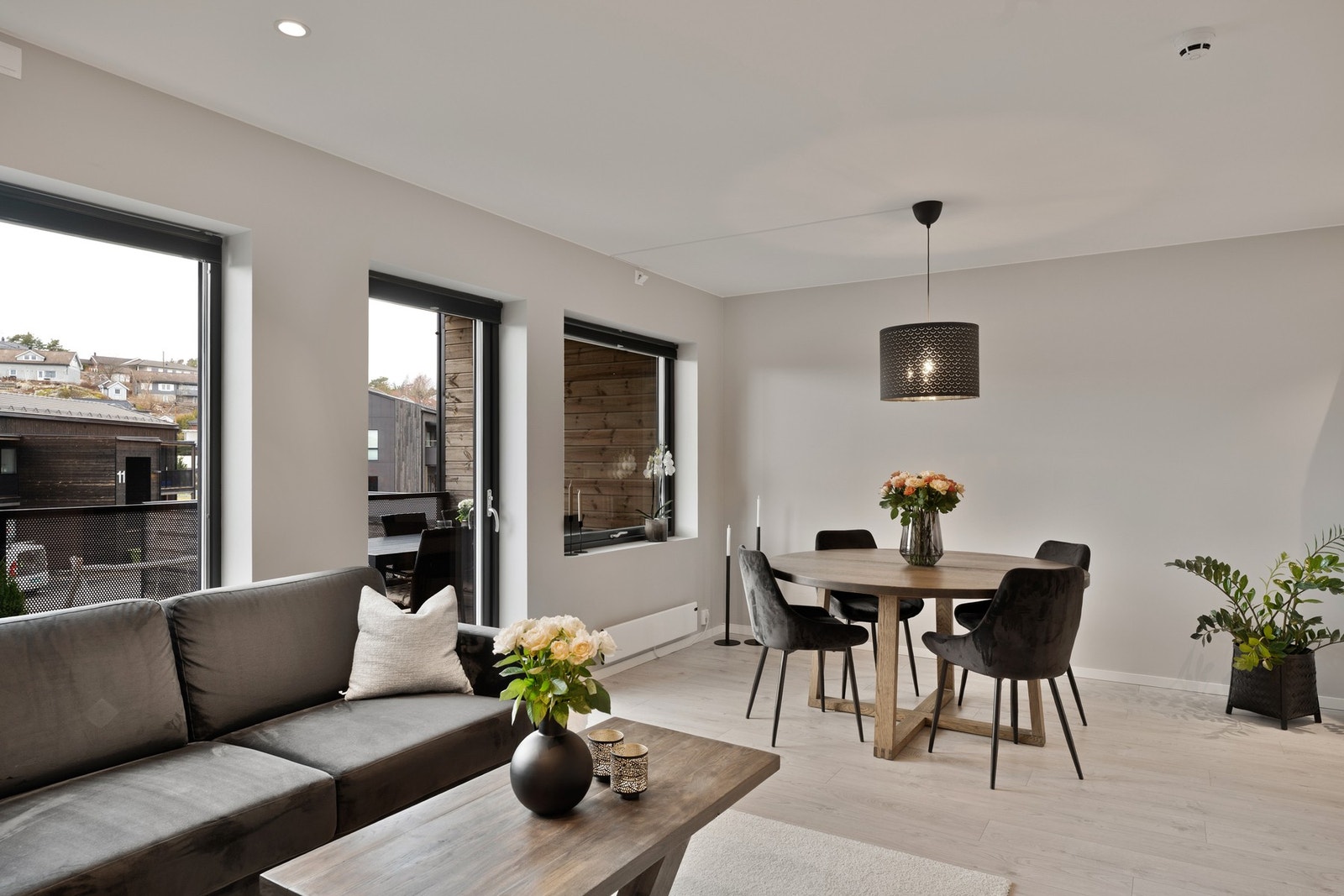 Fra stuen er det utgang til den romslige verandaen. Galleribilde