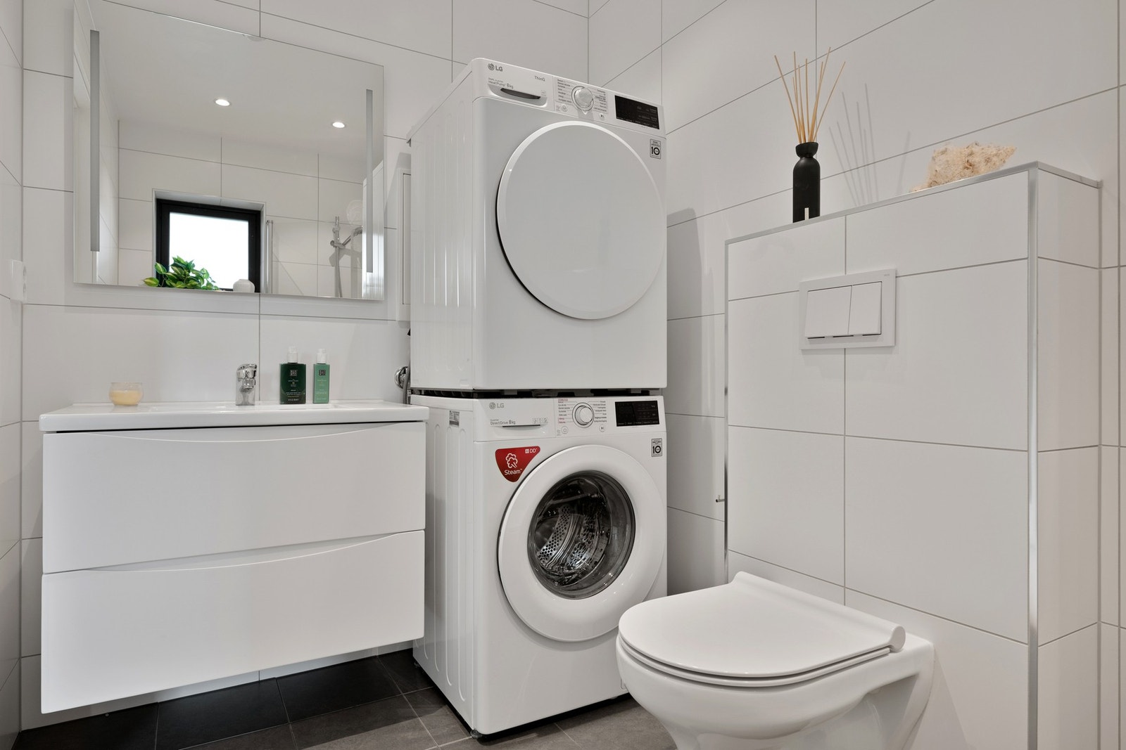 Lyst og flislagt baderom. Galleribilde