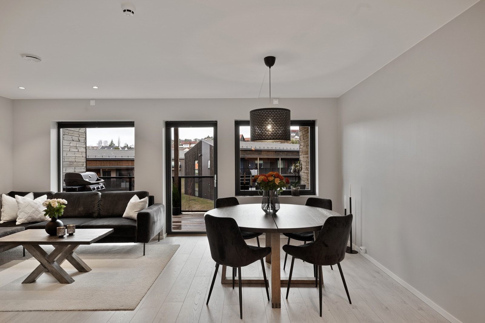 God plass til spisebord, TV/sofakrok og diverse møblement. Galleribilde