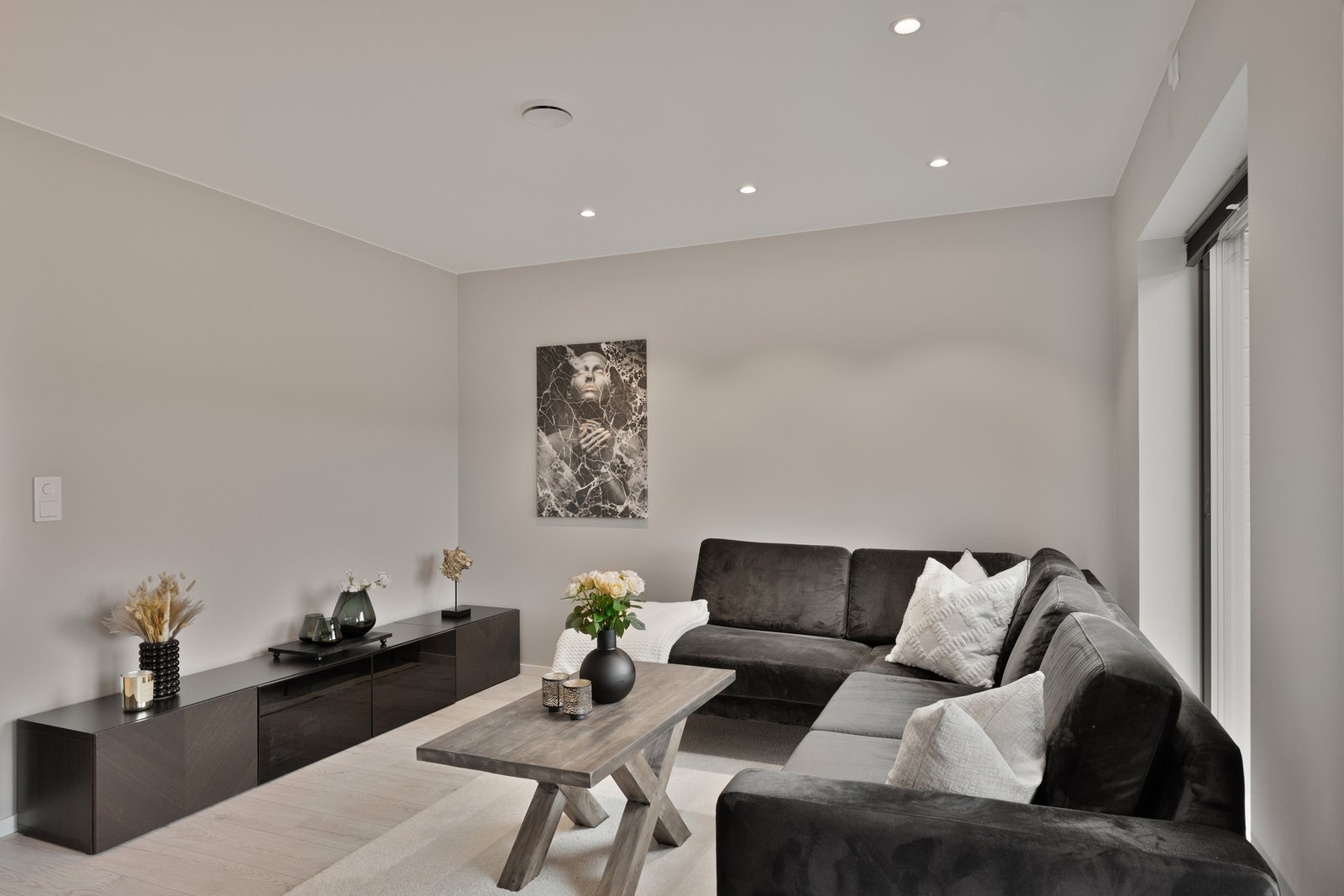 Gjennomgående lyse overflater gjør det enkelt å innrede leiligheten. Downlights i himling. Galleribilde