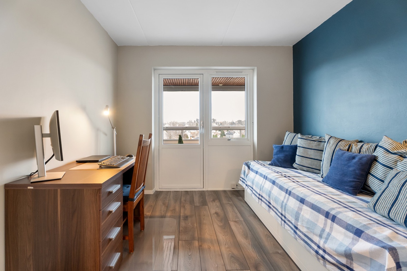 Soverom 2, med utgang til romslig innglasset balkong Galleribilde