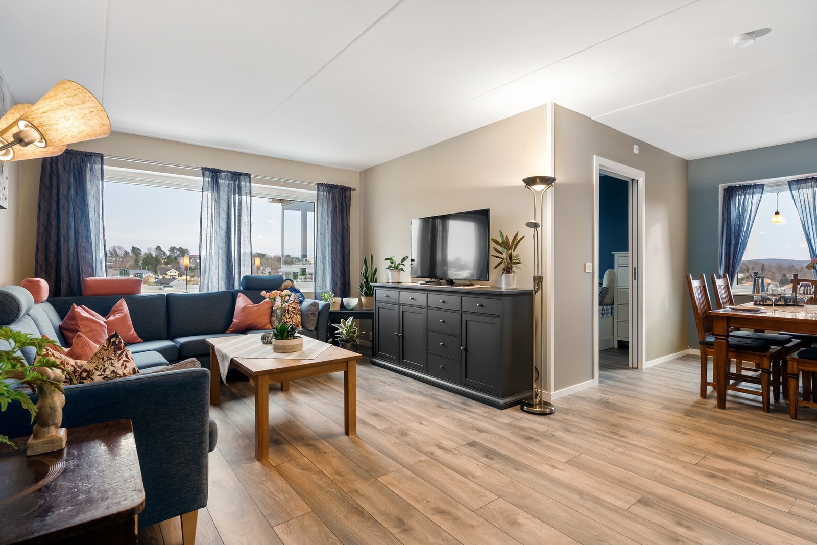 Stuen har god plass til sofa - Lys fra 2 sider gjør leiligheten lys og trivelig Galleribilde