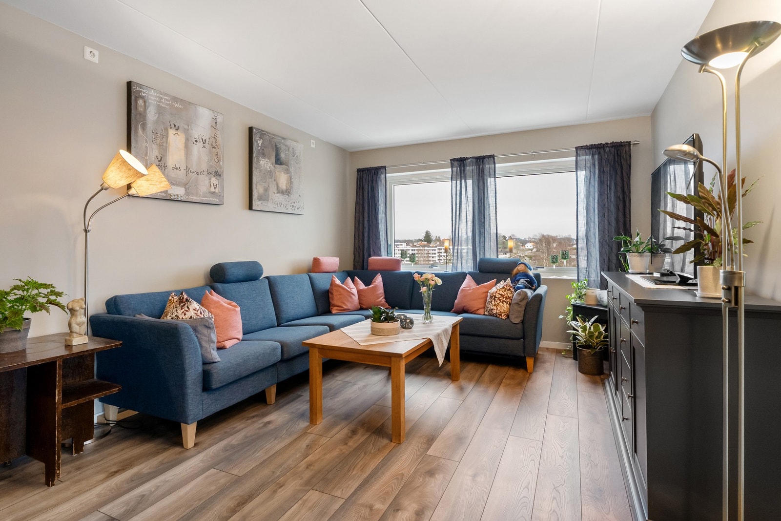 Leilighetens overflater er betydelig oppgradert slik at den fremstår som meget tiltalende Galleribilde