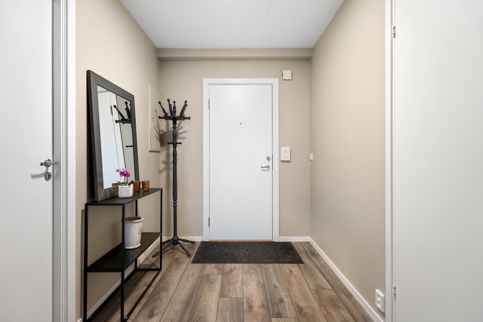 Entré - Det er lagt gulvvarme samt nye overflater på gulv Galleribilde