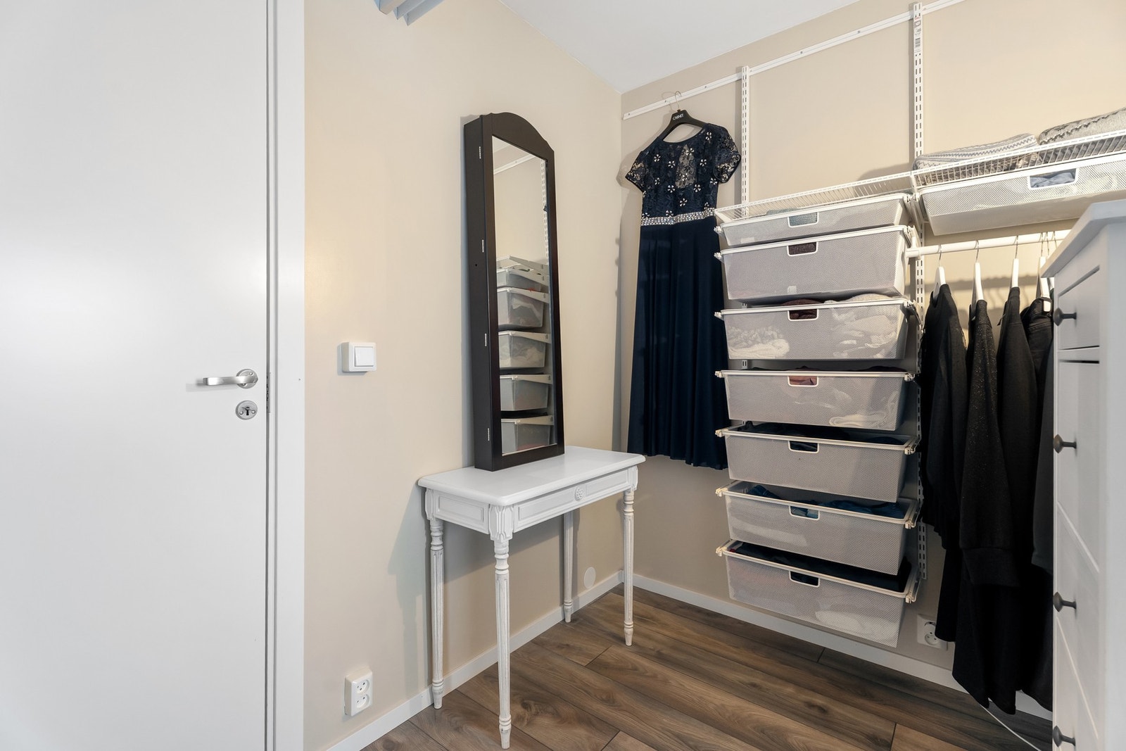 Garderobeløsning på hovedsoverom. (Dører til garderoben kan medfølge etter egen avtale med selger) Galleribilde