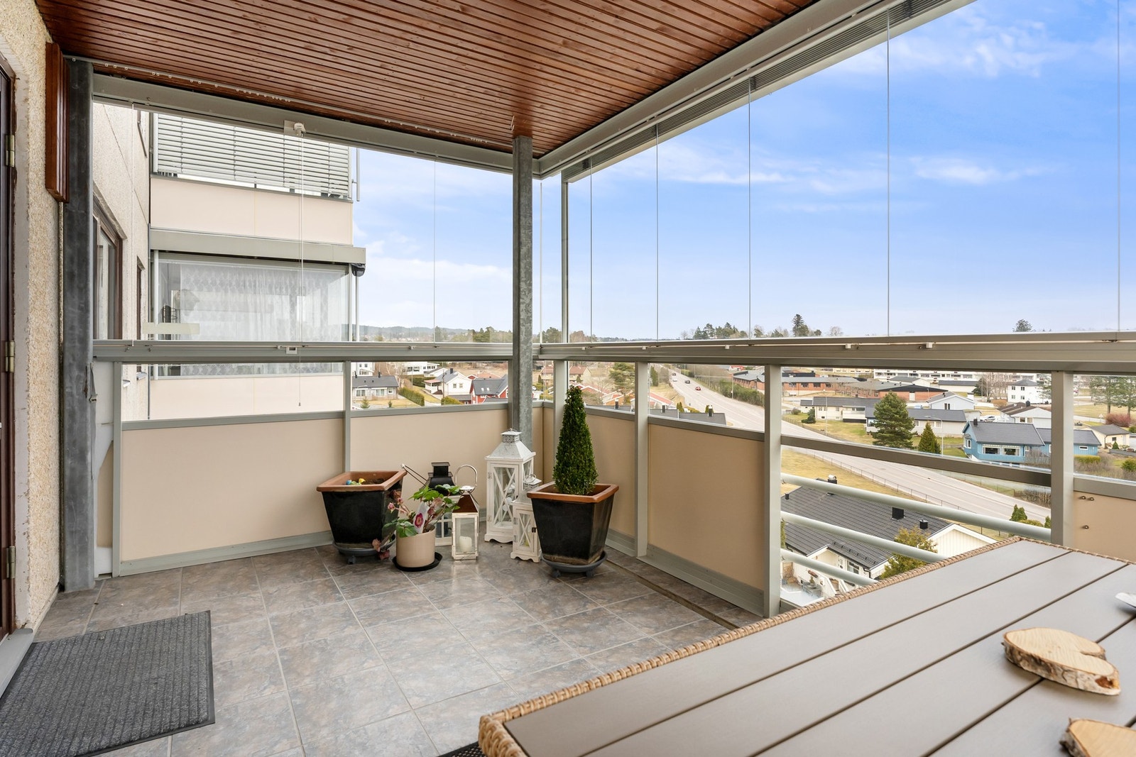 Romslig fin innglasset veranda. (Glass kan skyves til side og åpes opp) Galleribilde