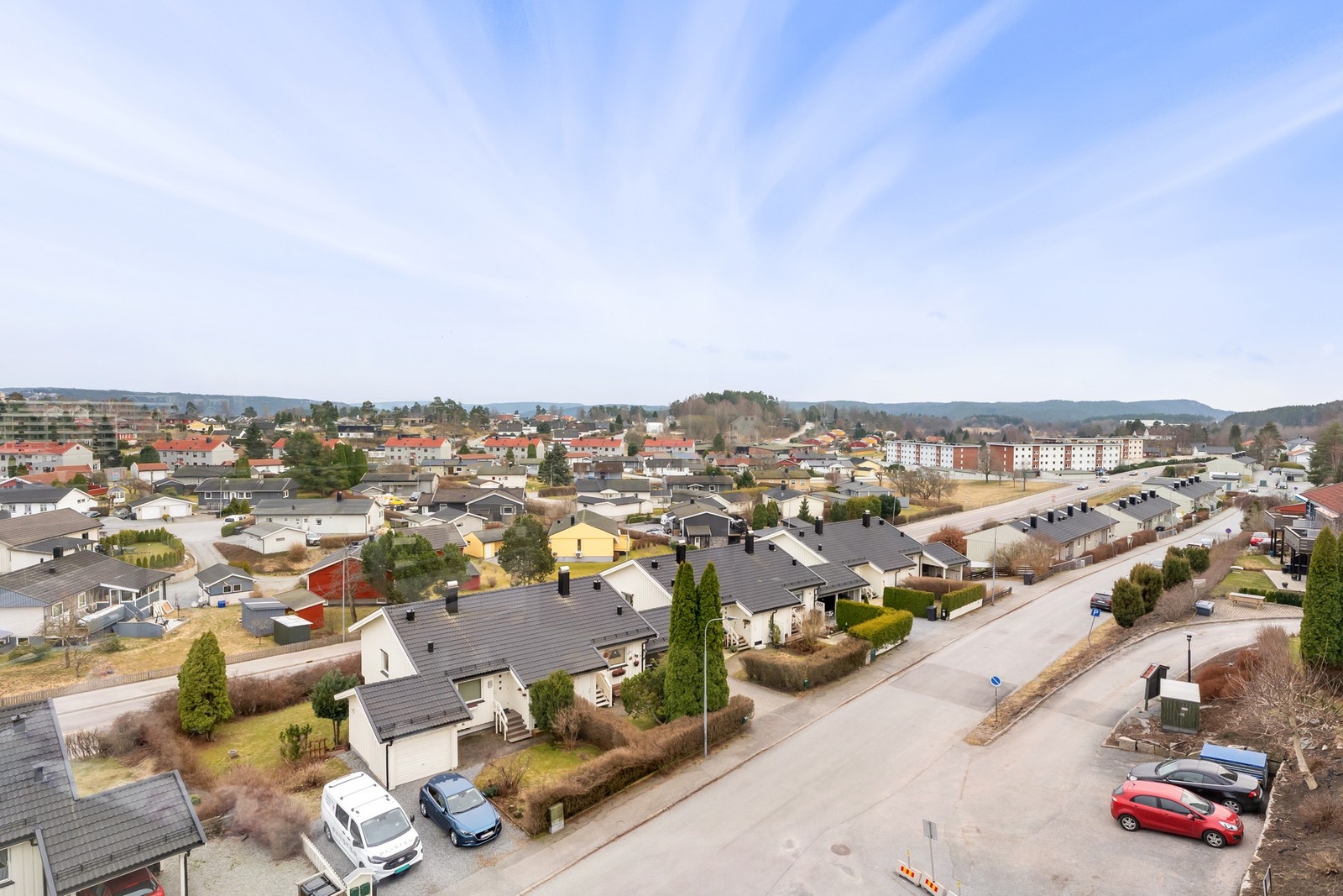 Leiligheten har praktfull utsikt over omkringliggende områder - gode solforhold - glassdører kan trekkes tilside Galleribilde