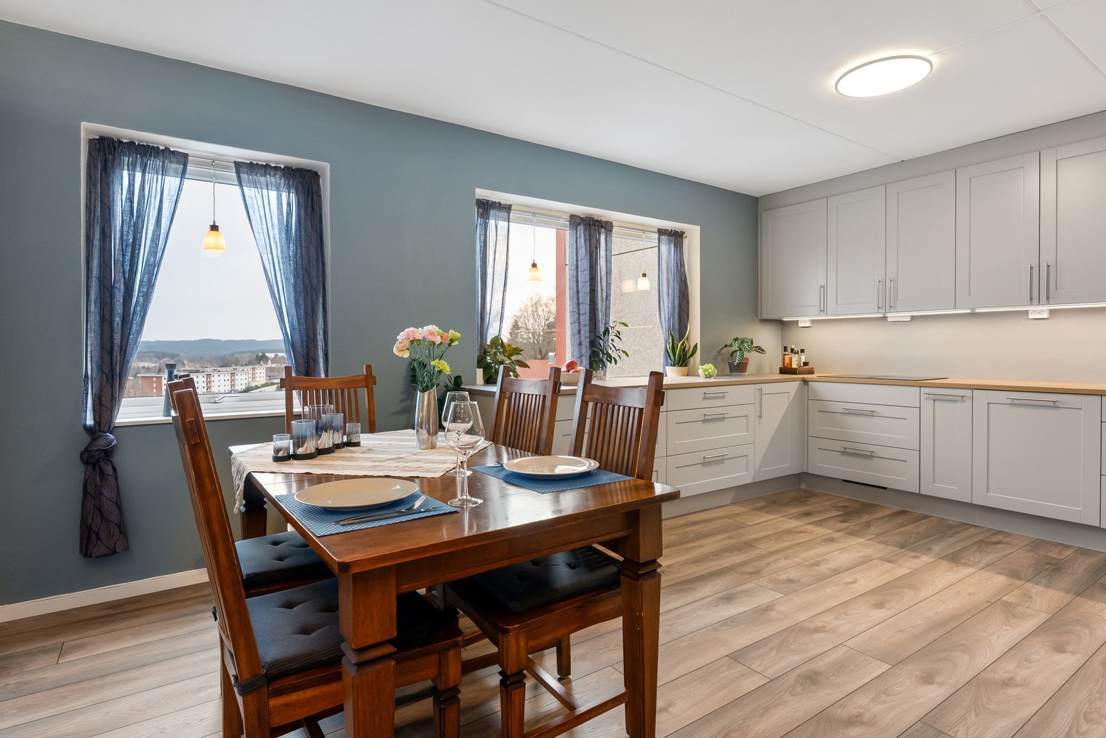 Kjøkken er romslig med mye naturlig lys fra vindusflater Galleribilde