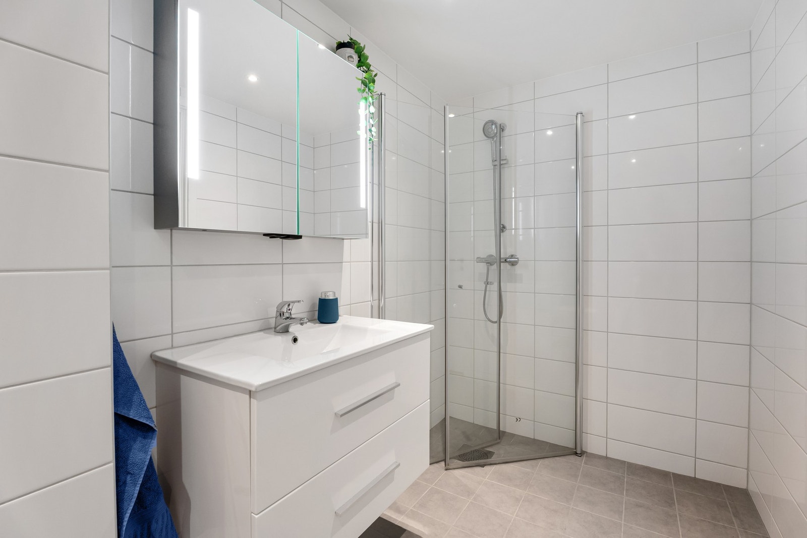 Tiltaltende bad/WC/vaskerom oppgradert av borettslaget 2019 - Avsatt plass til vaskemaskin og tørketrommel Galleribilde