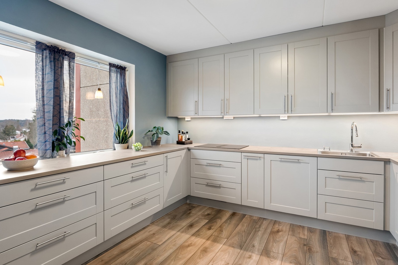 God benk og skapplass på kjøkken - Det er lagt gulvvarme i gulv Galleribilde