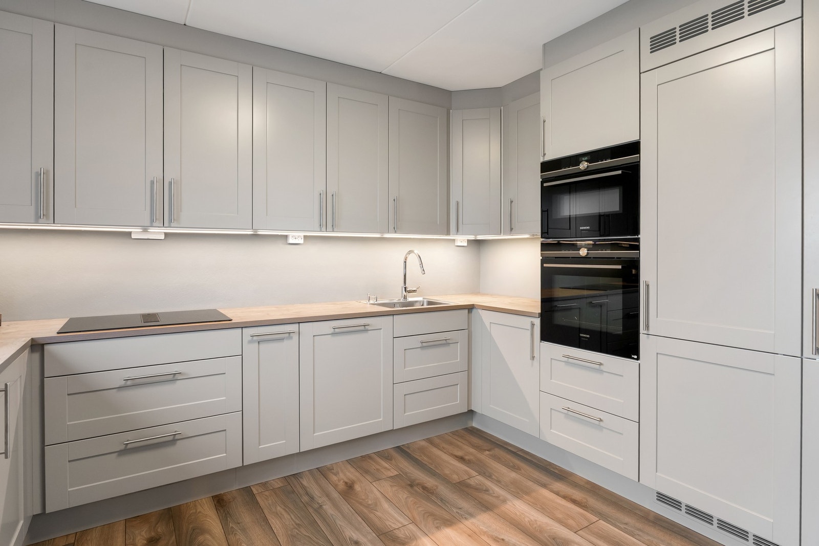 Integrerte hvitevarer som kjøl/frys, koketopp, microovn, stekeovn og oppvaskmaskin medfølger i overdragelsen Galleribilde