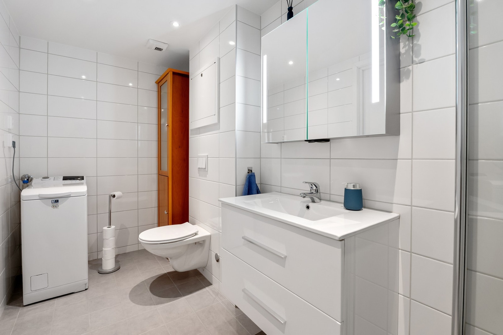 Badet er rehabilitert av borettslaget ca. 2019. Flislagt med varmekabler i gulv. Dusjnisje, hvit pen innredning, veggfestet WC og plass til vaskemaskin og tørketrommel Galleribilde