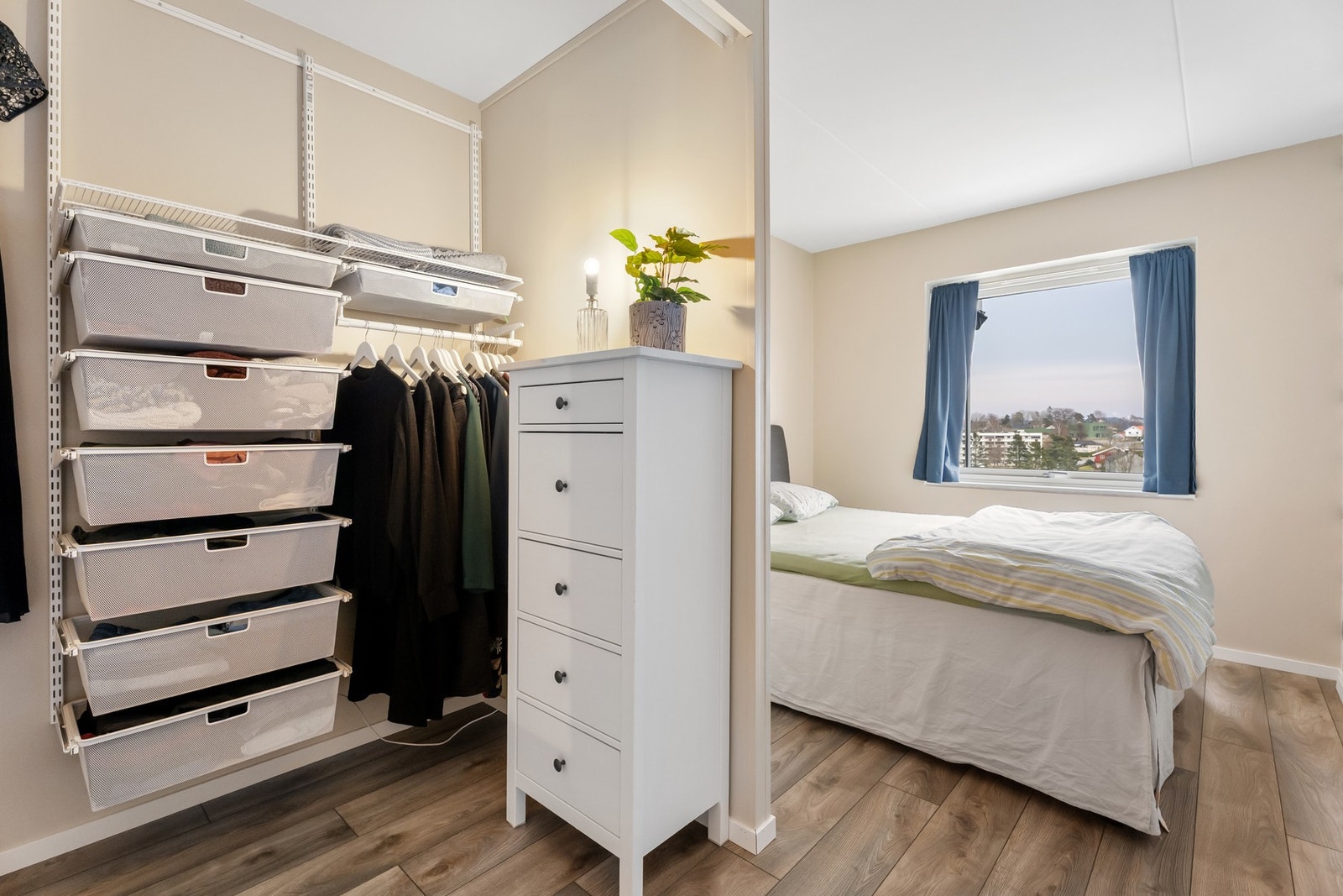 Garderobeløsning på hovedsoverom. (Dører til garderoben kan medfølge etter egen avtale med selger) Galleribilde