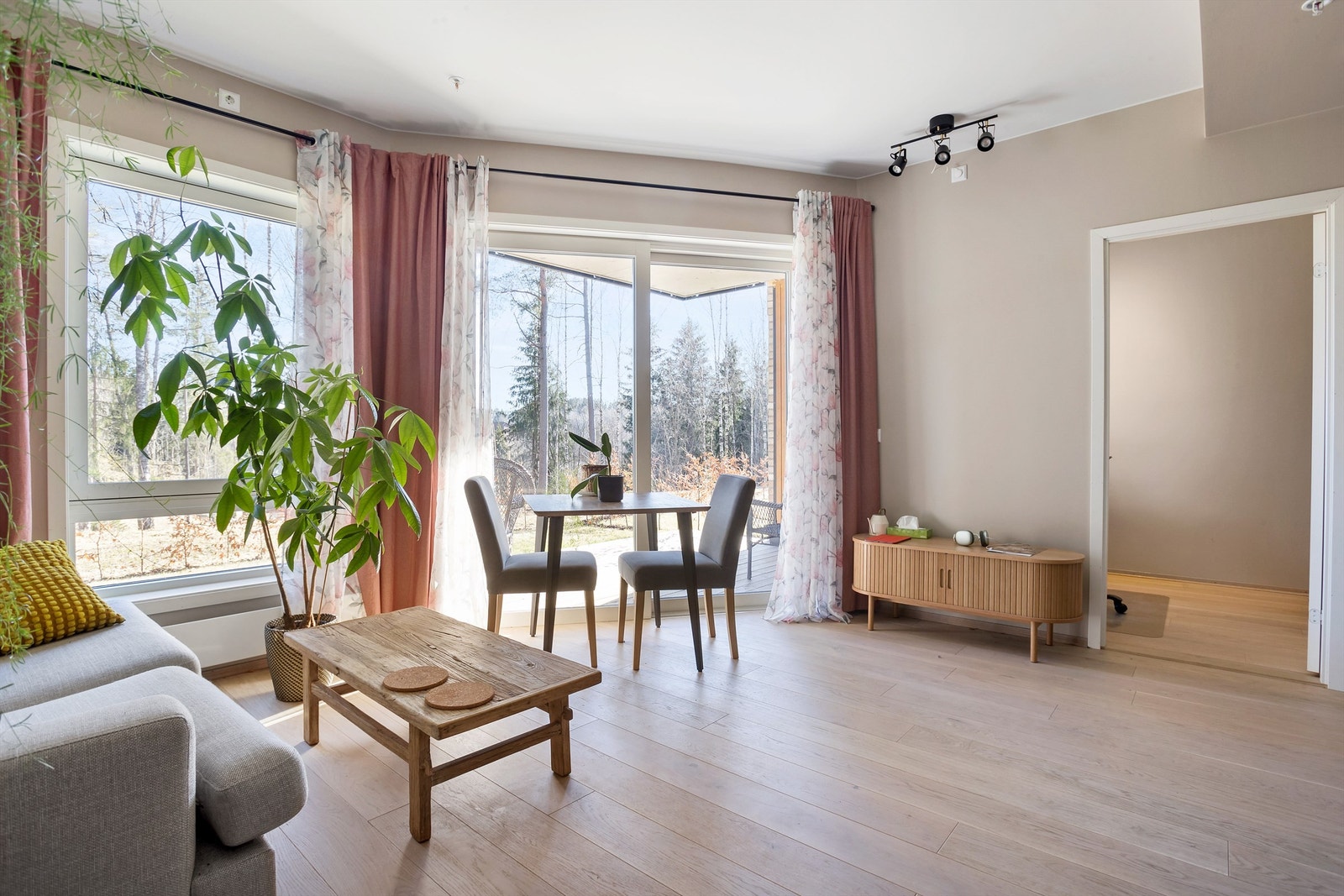 Gjennomgående og lekker to-roms med flott beliggenhet. Galleribilde