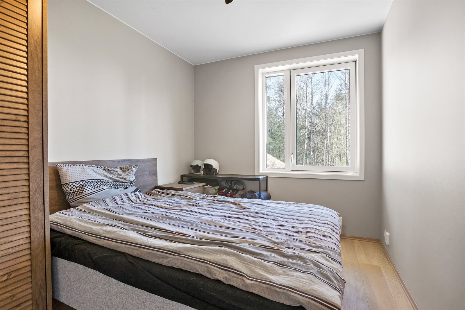 Boligens hovedsoverom med plass til seng og skap. Galleribilde