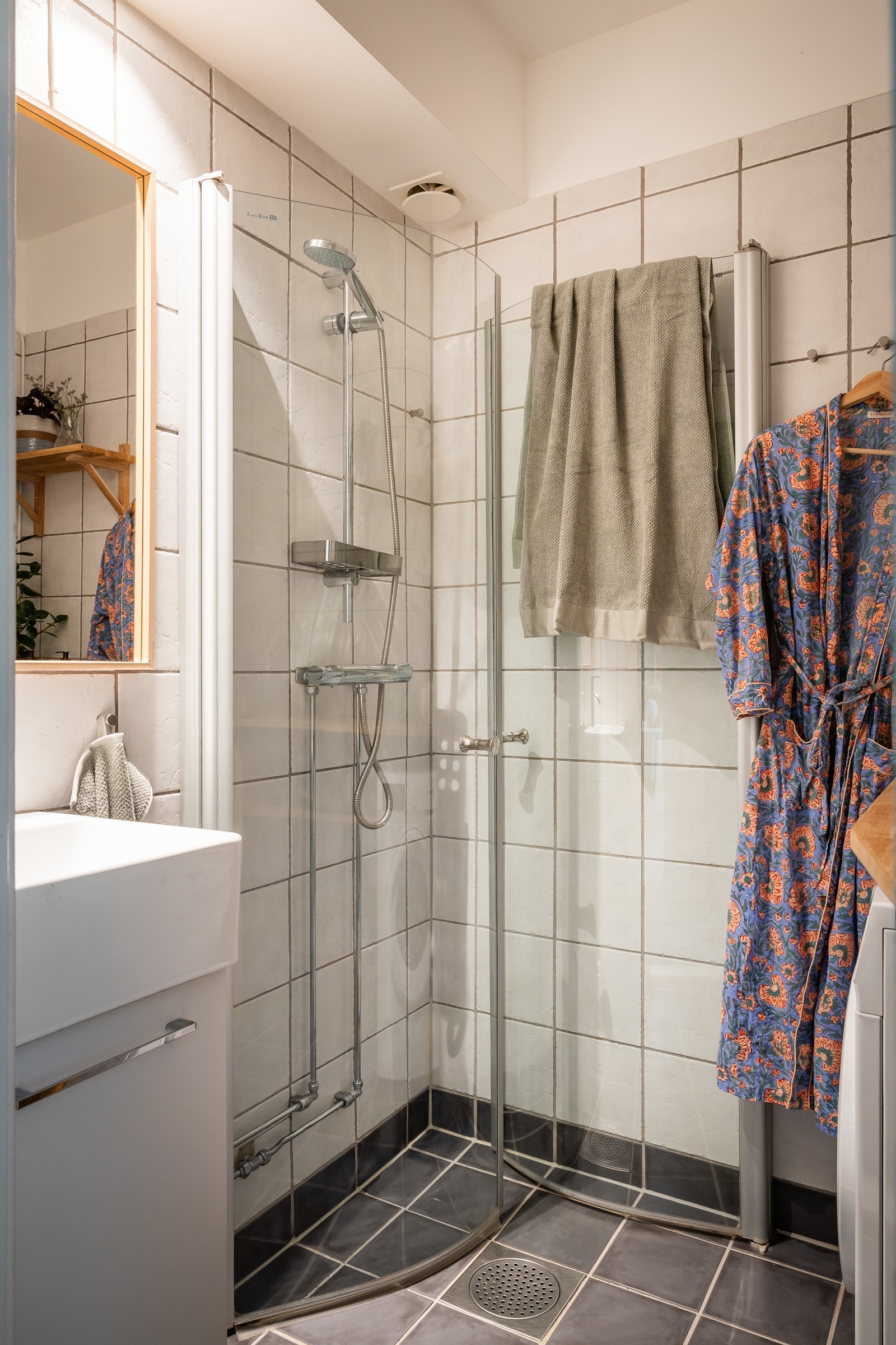 Badet ble delvis oppgradert i 2019 med hevet tak, innbygging av rør, ny baderomsinnredning og toalett. Det er opplegg for vaskemaskin. Galleribilde