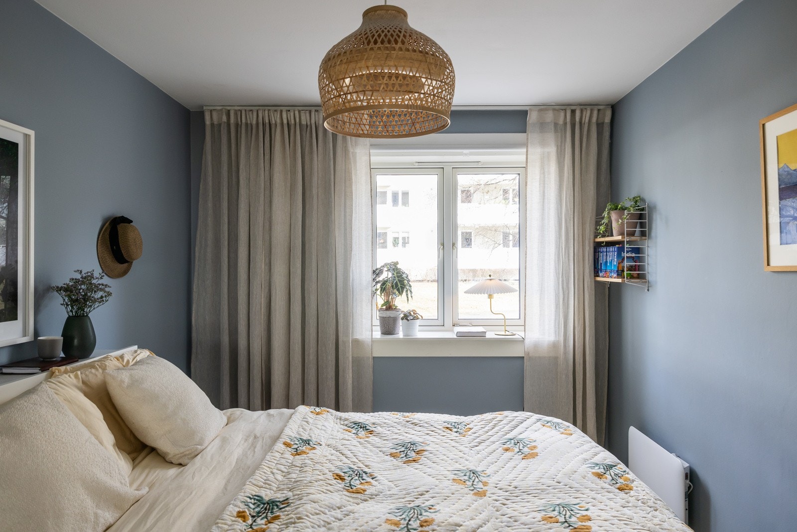 Boligens to soverom vender begge ut mot rolige omgivelser. Galleribilde