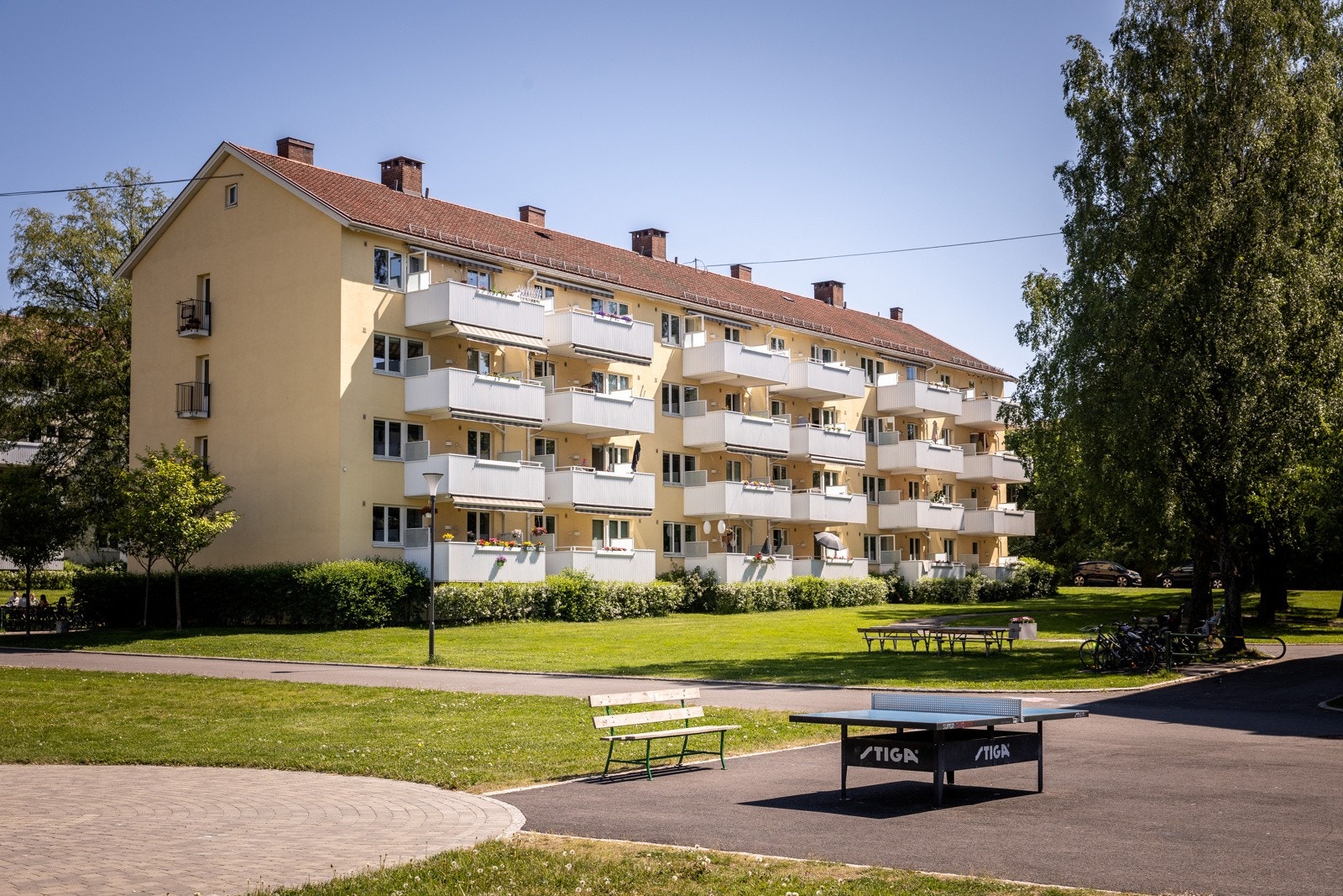 Rikelig med boltreplass på parkareal omkringliggende boligen. Galleribilde