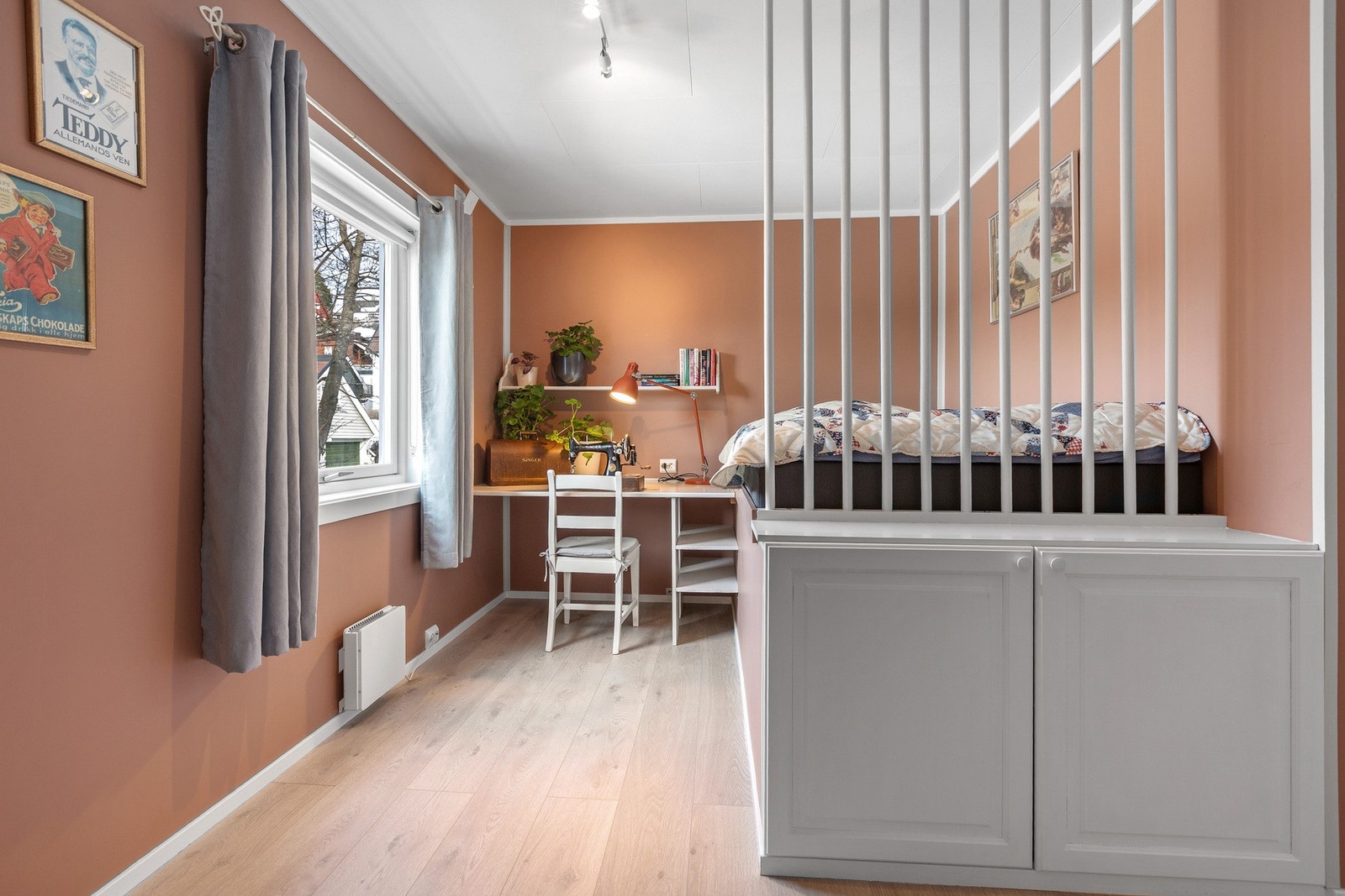 Soverom med plassbygd seng Galleribilde