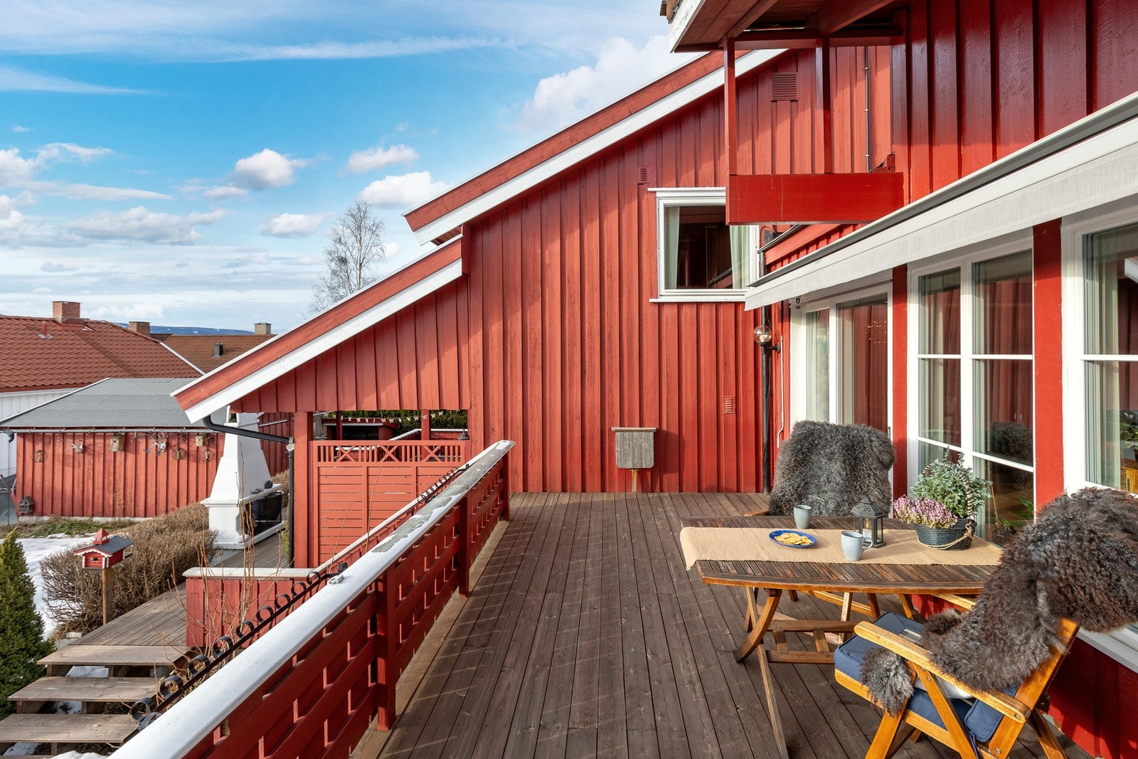 Boligen har flere uteplasser. Her en terrasse med utgang fra stuen Galleribilde