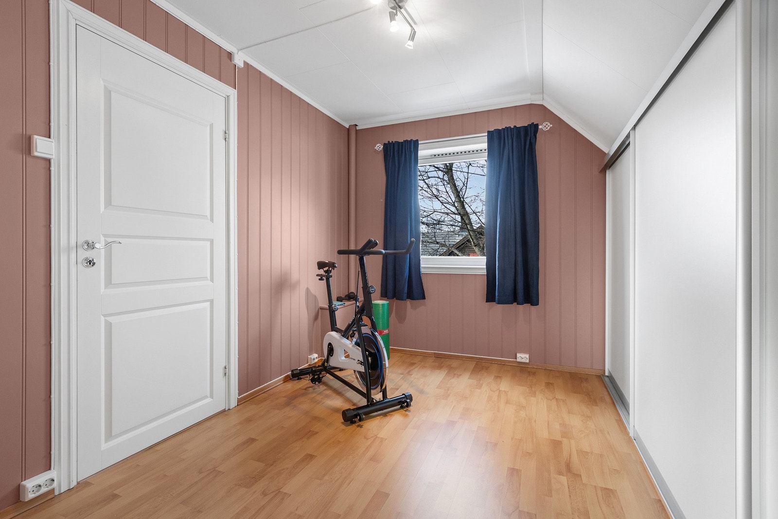 Soverom to i 3. etasje med skyvedørsgarderobe Galleribilde