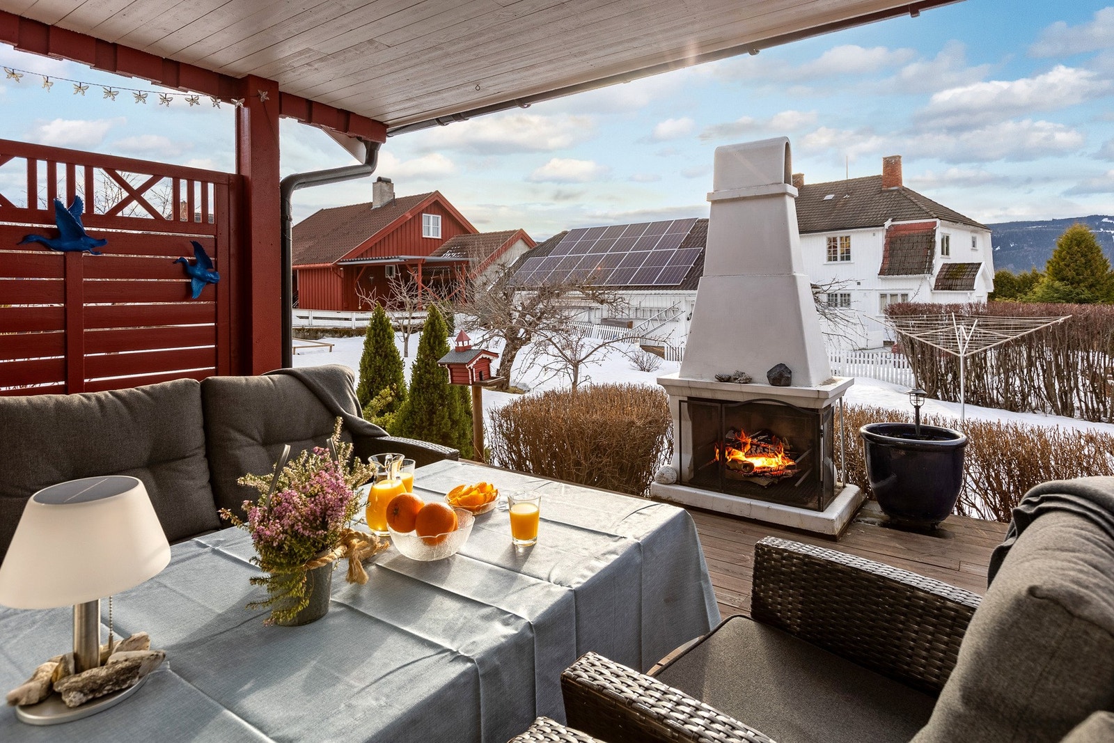 Lun og fin overbygd terrasse med utepeis Galleribilde