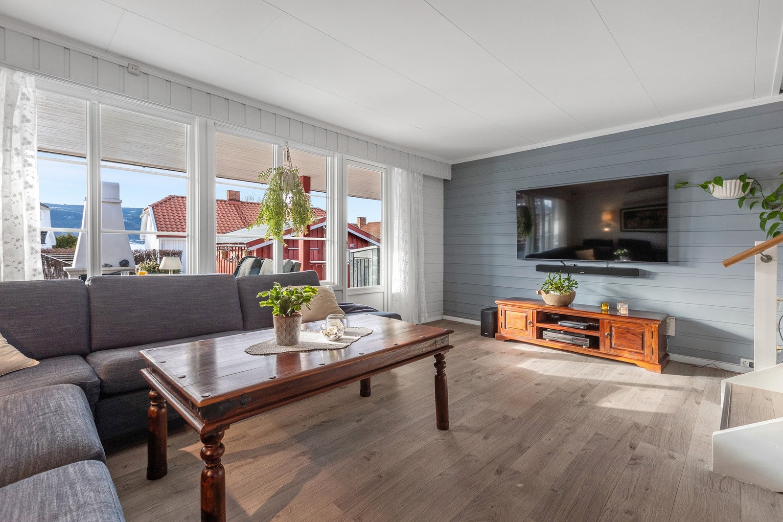 Utgang til solrik uteplass Galleribilde