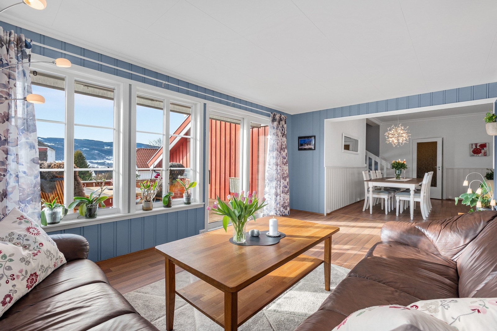 Store vindusflater sørger for godt med dagslys og ivaretar den flott utsikten Galleribilde