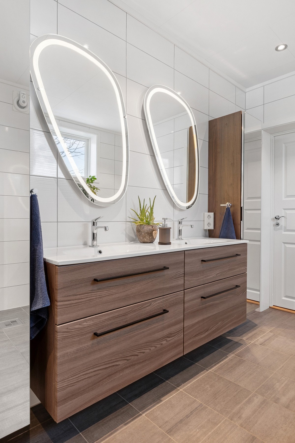 Stor og moderne innredning med to servanter Galleribilde