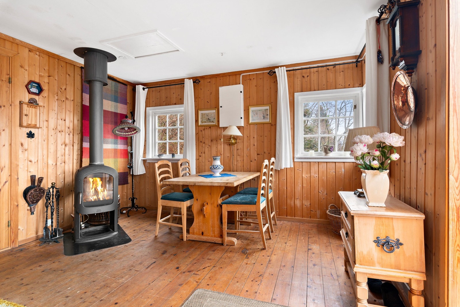 Her kan du innrede etter behov, med god plass til både kos og funksjon. Peisen er fra Jøtul, og ble satt inn så sent som i 2008. Galleribilde