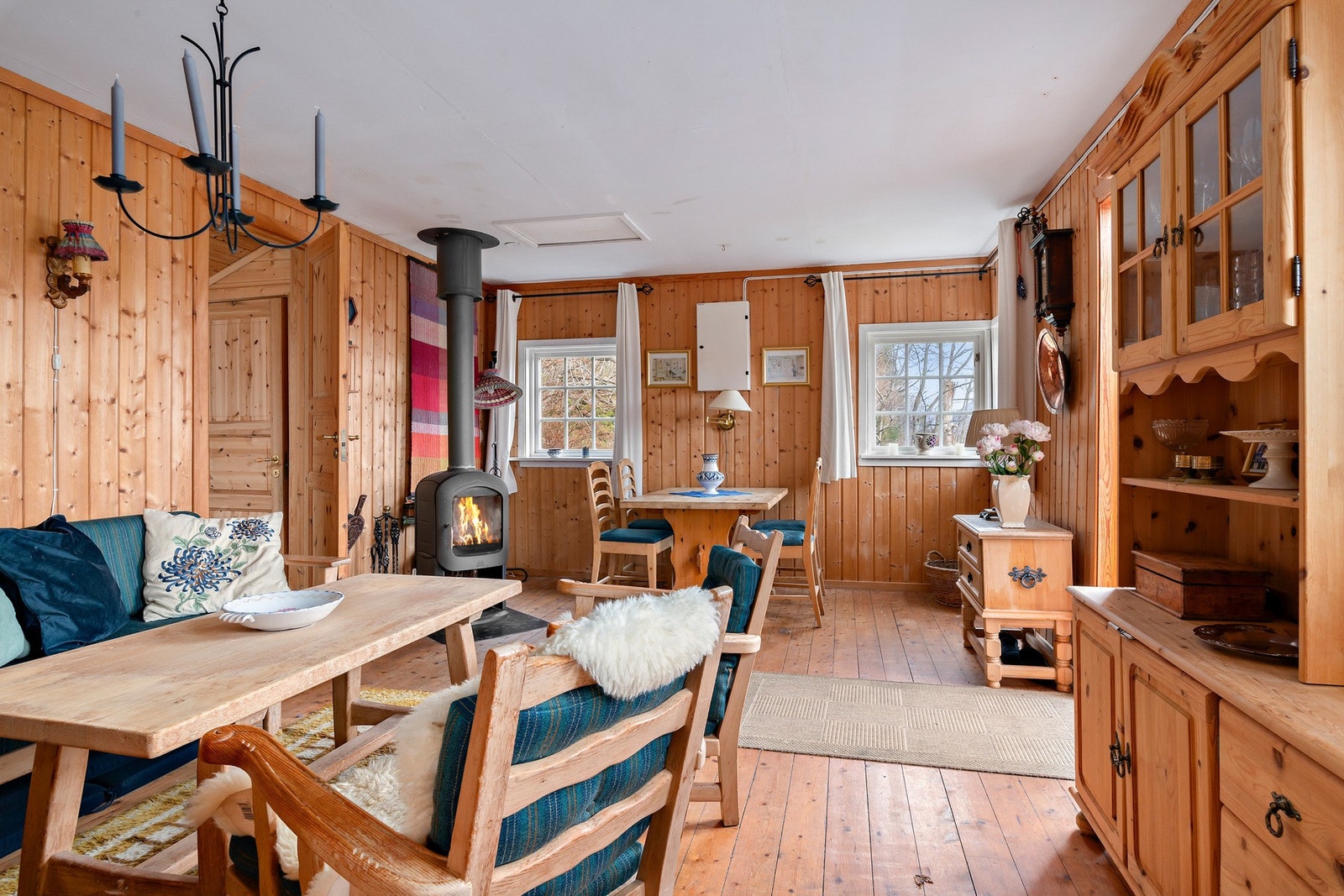 Hytten har innlagt strøm, og i 2017 ble det foretatt overhaling av det elektriske anlegget med blant annet automatsikringer. Galleribilde