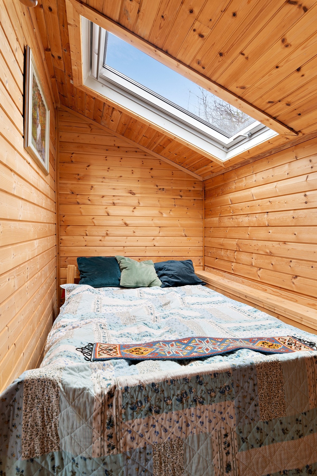 Her er det til sammen to soverom. Velux-vinduet ble satt inn i 2015. Galleribilde