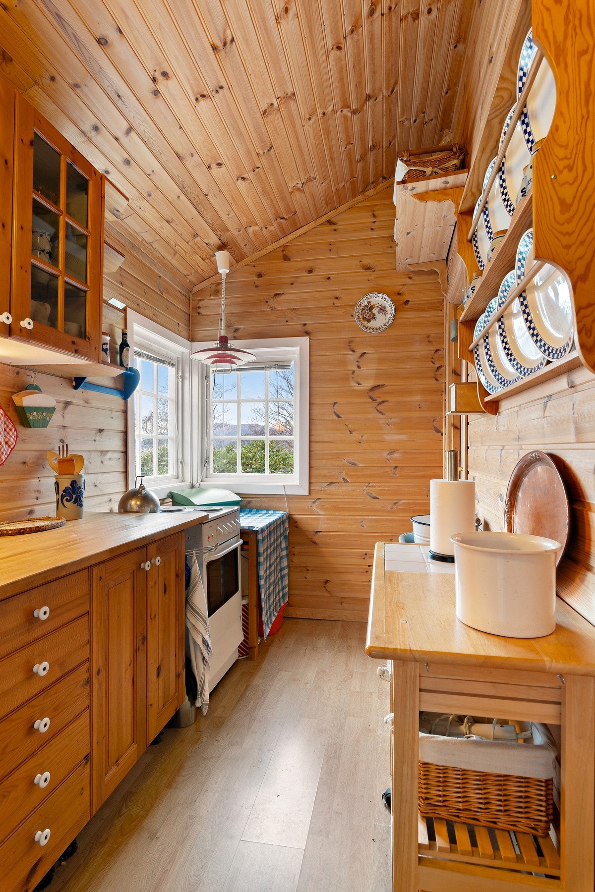 Praktiske skuffer, skap og hyller på kjøkkenet sørger for god oppbevaring og effektiv utnyttelse av plassen. Galleribilde