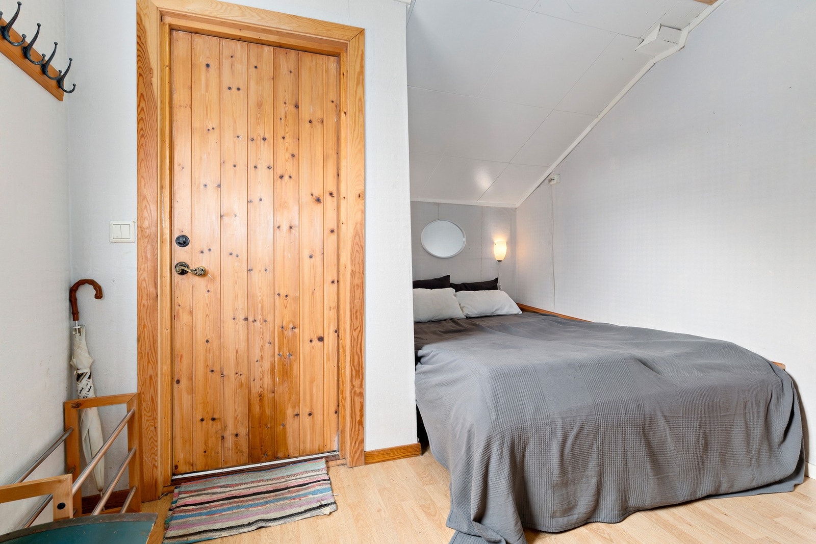 Fra kjøkkenet fører veien videre til det første soverommet. Soverommet er av god størrelse med plass til ekstra møblement, i tillegg til enkel tilkomst utenfra. Galleribilde