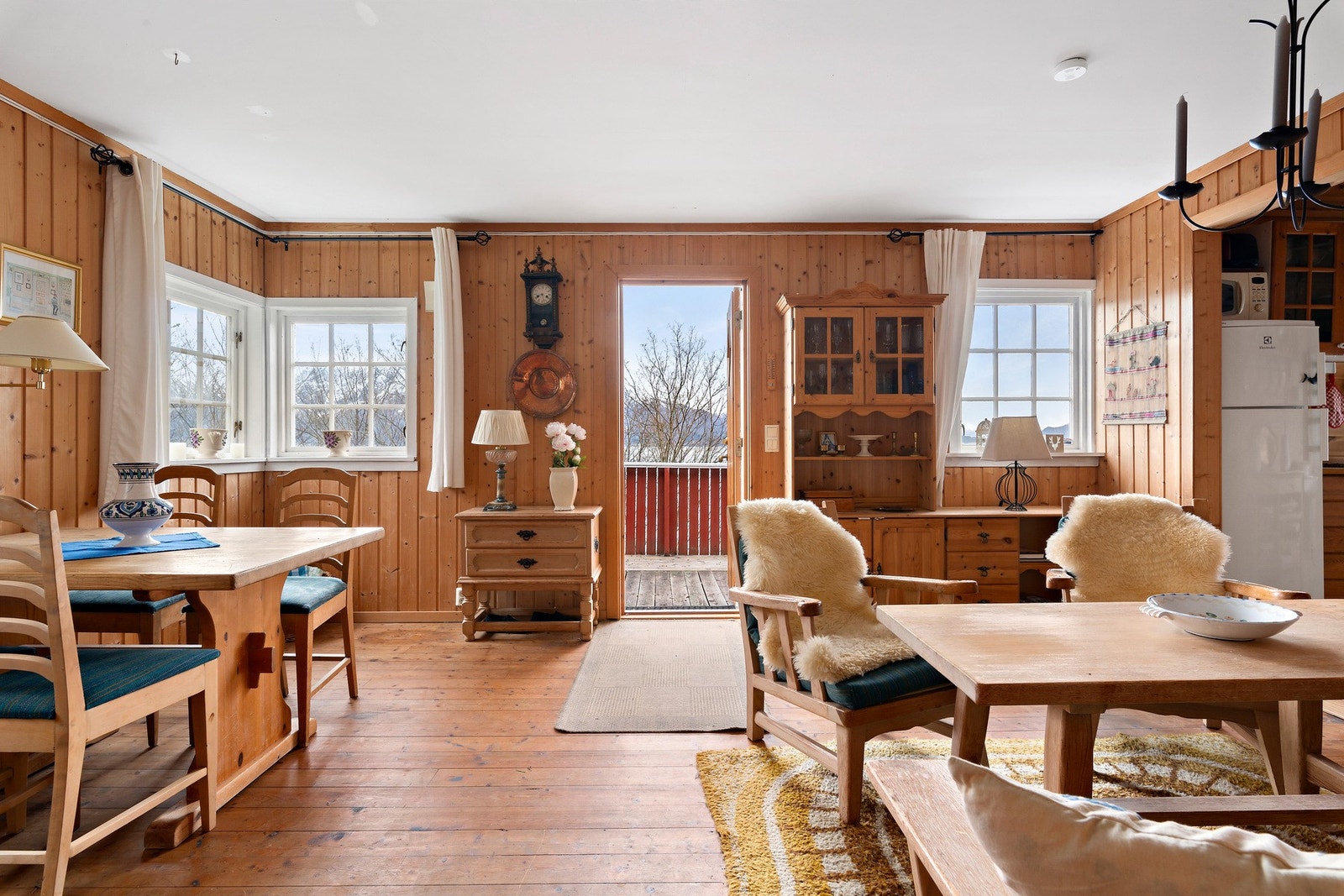 Velkommen inn. Det første som møter deg er den romslige stuen. Galleribilde