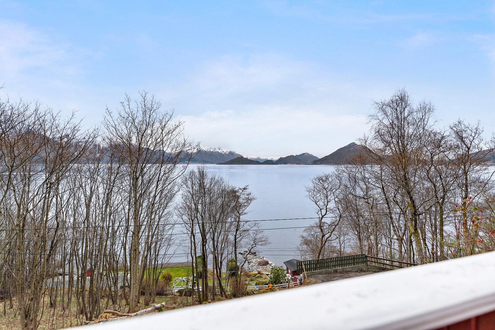 Her er du omgitt av spektakulær natur, med panorama over glitrende fjord og mektige fjell. Galleribilde