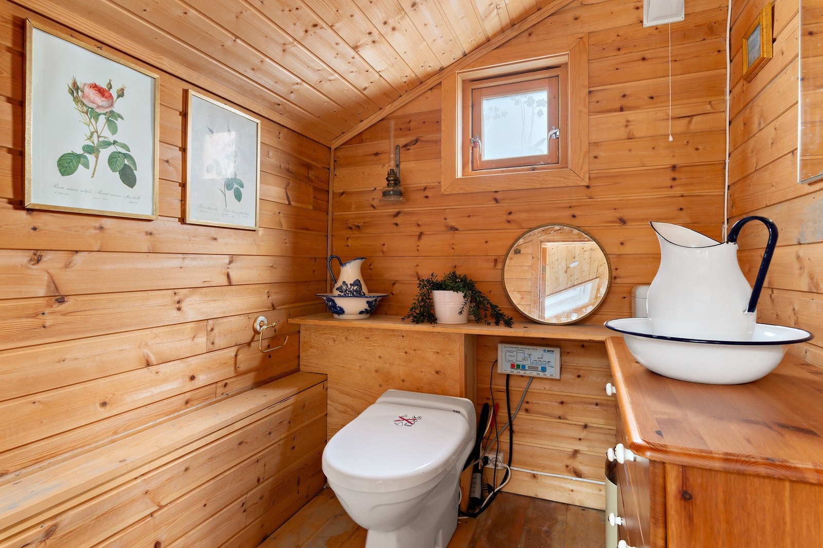 Toalettet er utstyrt med toalettsystem fra Jets, med tett tank lett tilgjenglig rett utenfor. Galleribilde