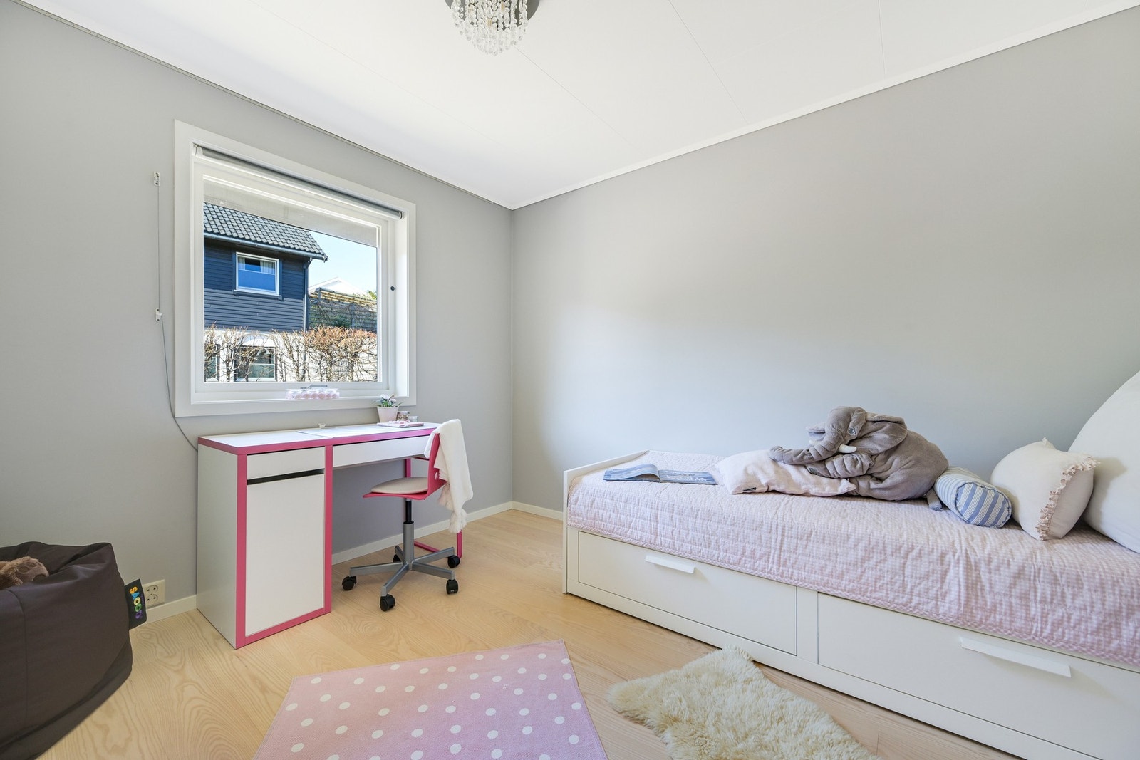 Soverom nr. 2 med god plass til seng og skrivebord. Galleribilde