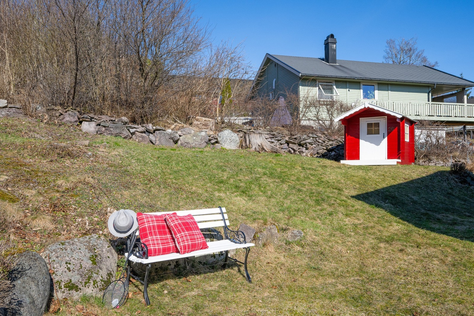 Øverst på tomten er det en hyggelig lekestue for de minste. Galleribilde