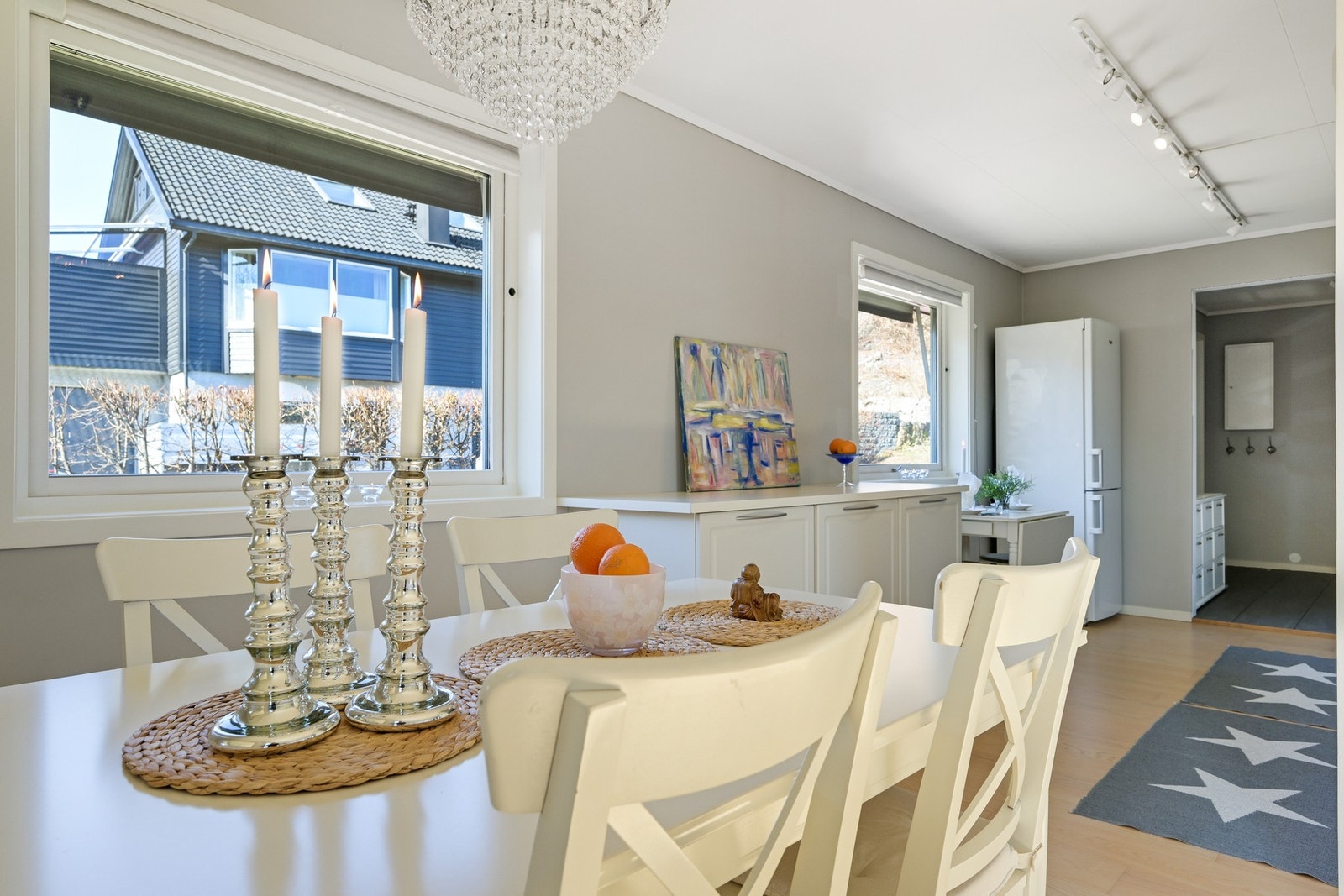 Spisestuen er i naturlig tilknytning til kjøkkenet, noe som byr på sosiale muligheter. Her er "kokken" med på festen under matlagingen. Galleribilde