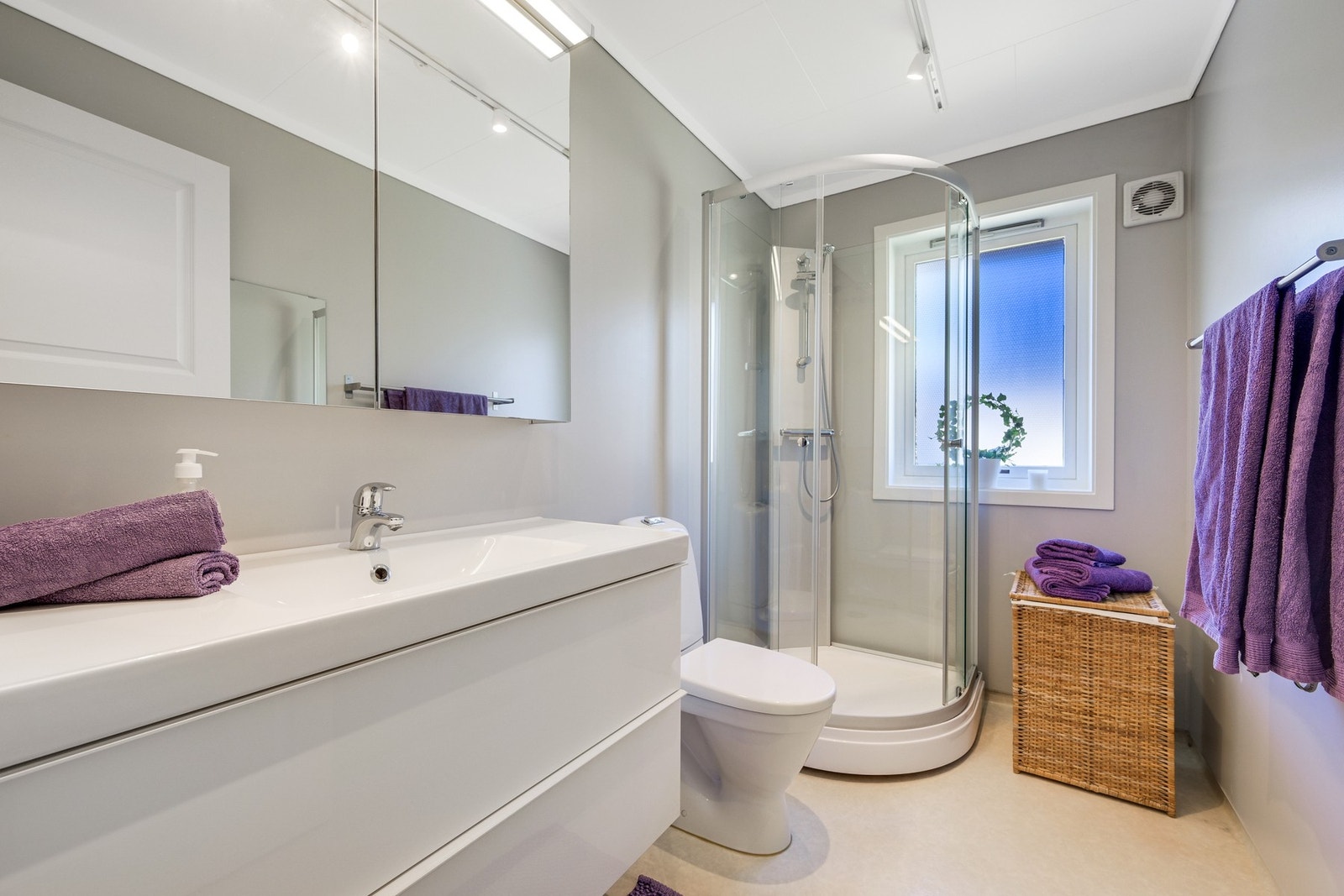 Hovedetasjens bad fikk nytt baderomsmøblement, dusjkabinett og toalett i 2014. Her er det servant i en romslig innredning med speilskap og underskuffer. Galleribilde