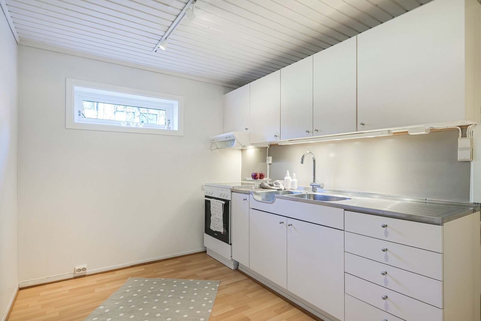 I underetasjen er det også et koselig kjøkken. Komfyren medfølger. Kranen/blandebatteriet og lyset under overskapene var nytt i 2018. Galleribilde