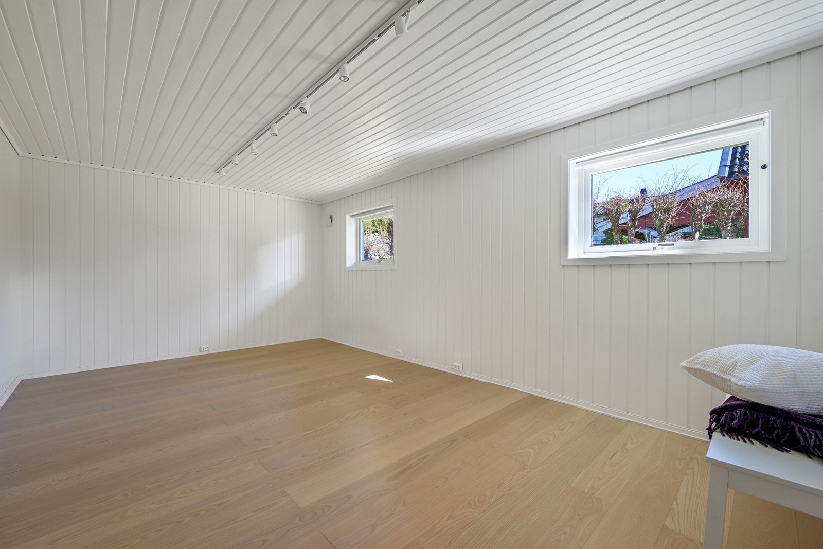 I underetasjen er det også en stor stue/hobbyrom/soverom som naturlig tilhører "hoveddelen". Galleribilde