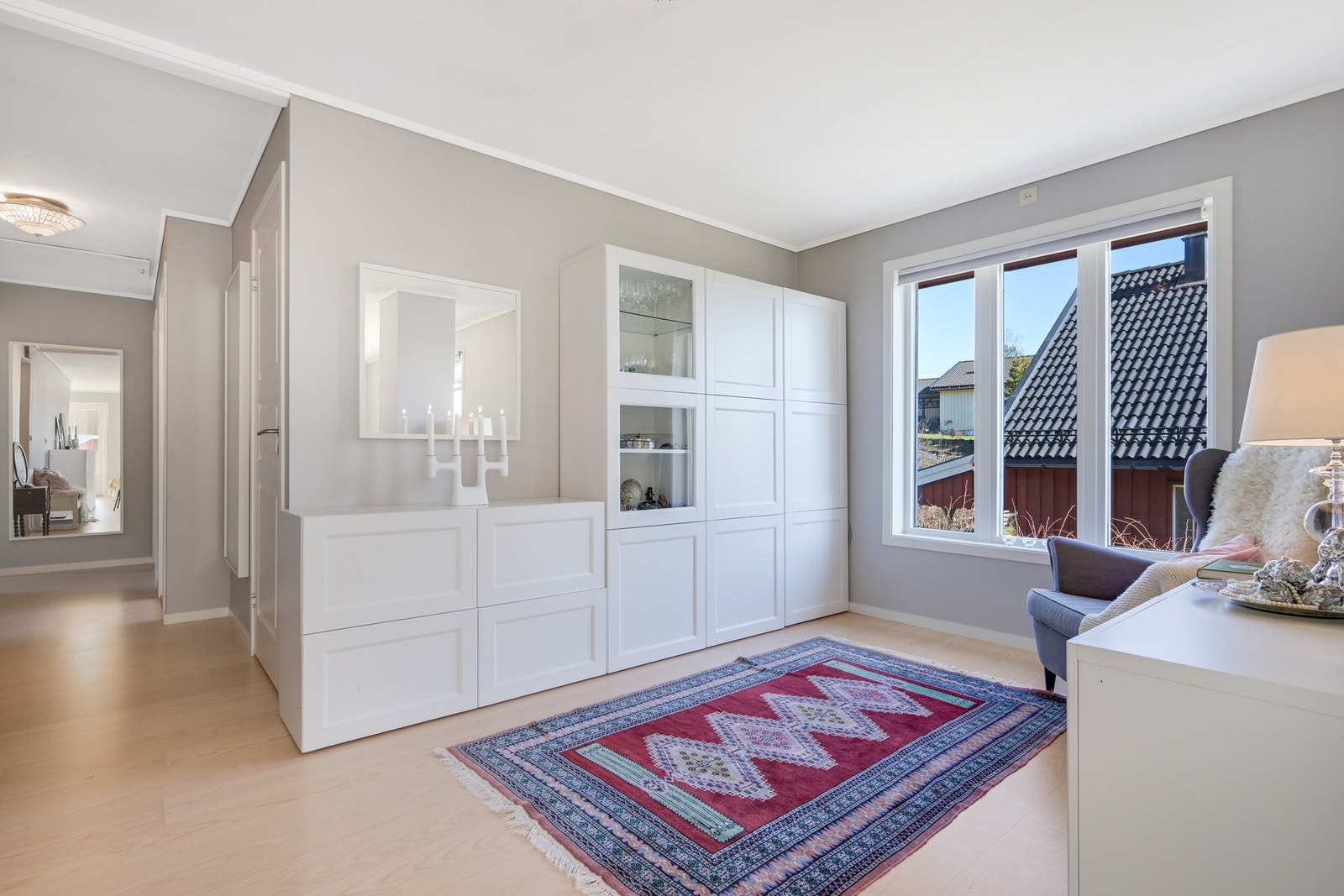 Stuen har flere soner som inviterer til avslapning, enten i en lesekrok eller samlet foran tv-en. Galleribilde