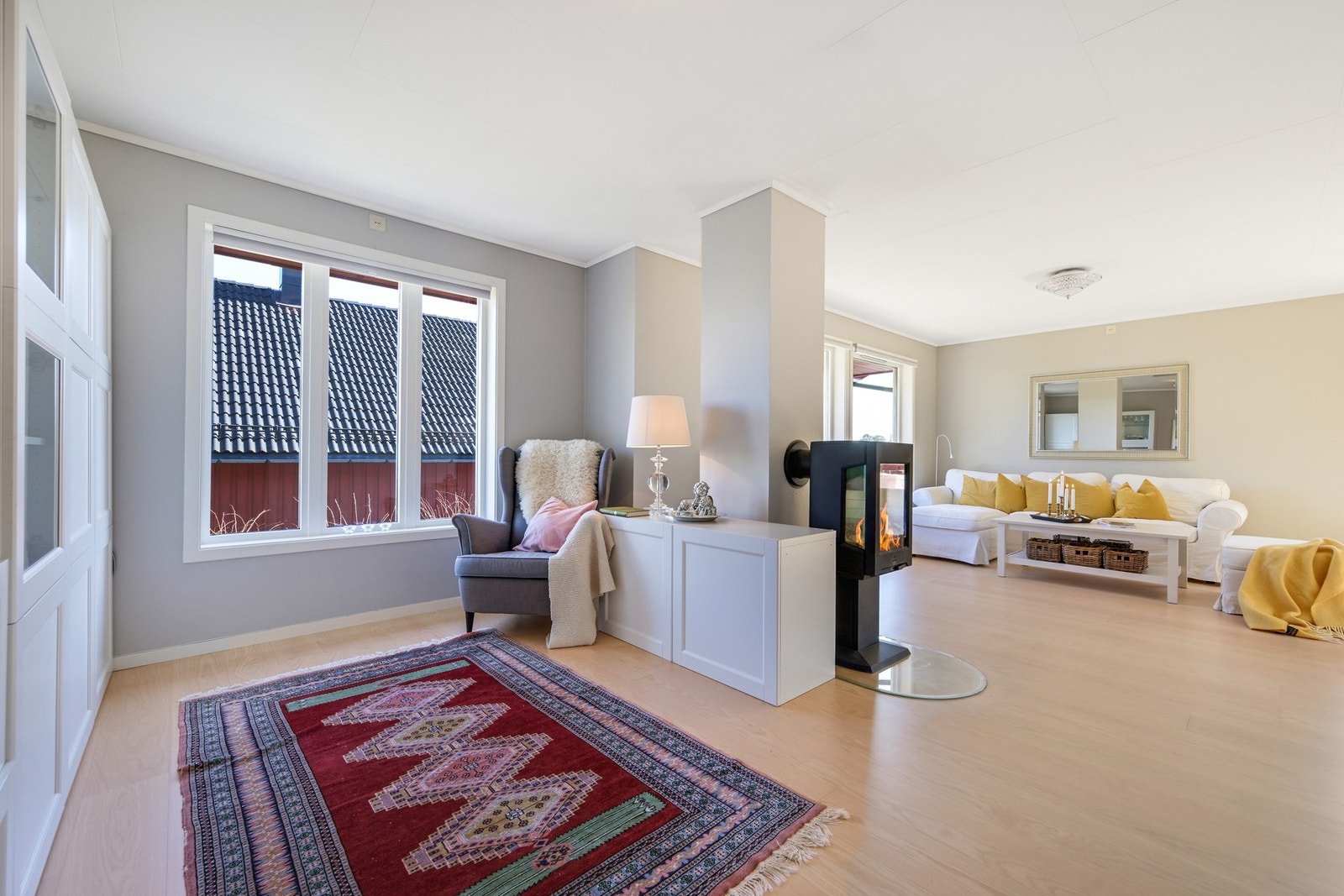 Legg merke til denne stilige peisovnen som sørger for varme på kalde vinterdager. I tillegg er det varmepumpe, og det er også peisovn i underetasjen. Galleribilde